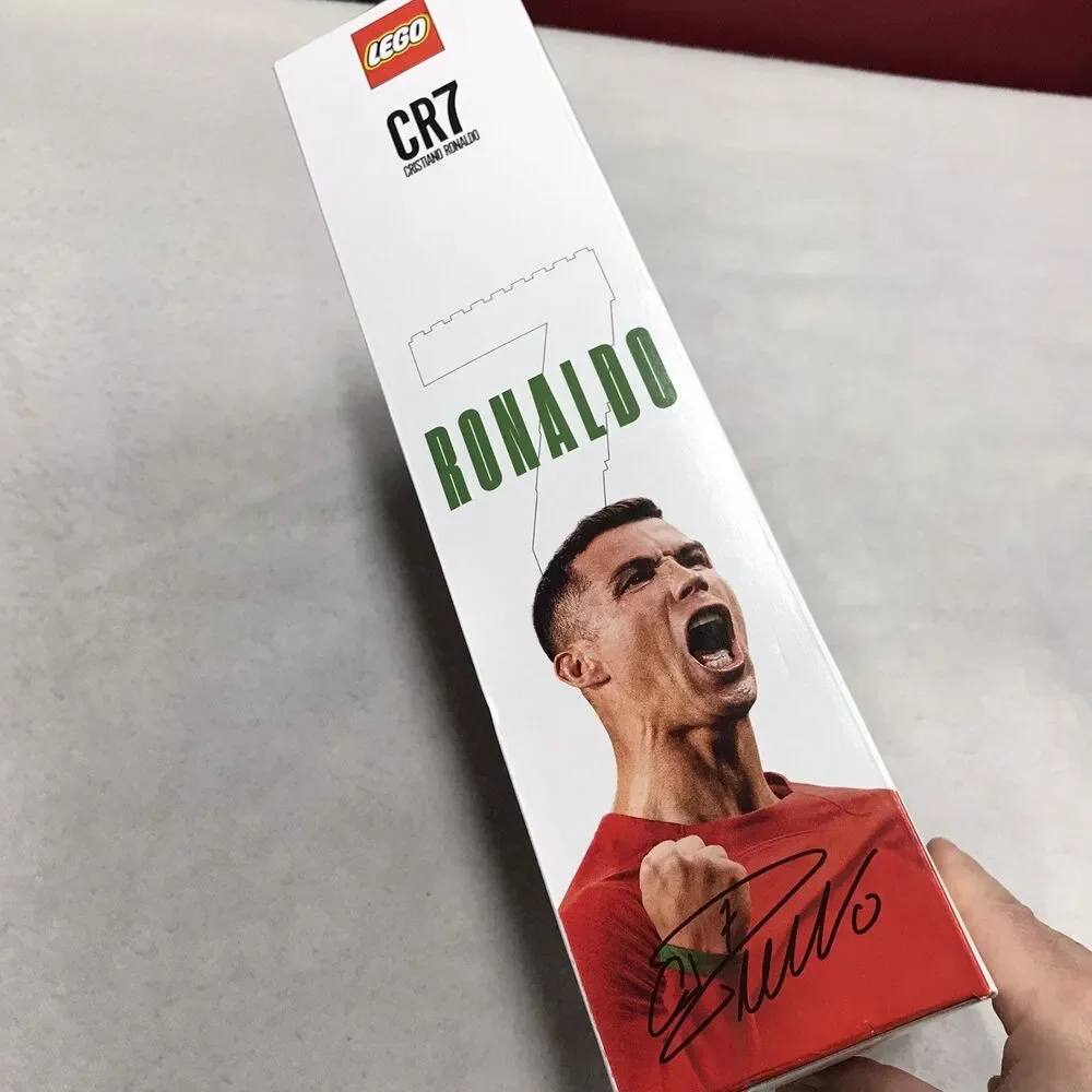 LEGO Editions 43016 CR7 Cristiano Ronaldo – Soccer Legend 854 pcs World Cup